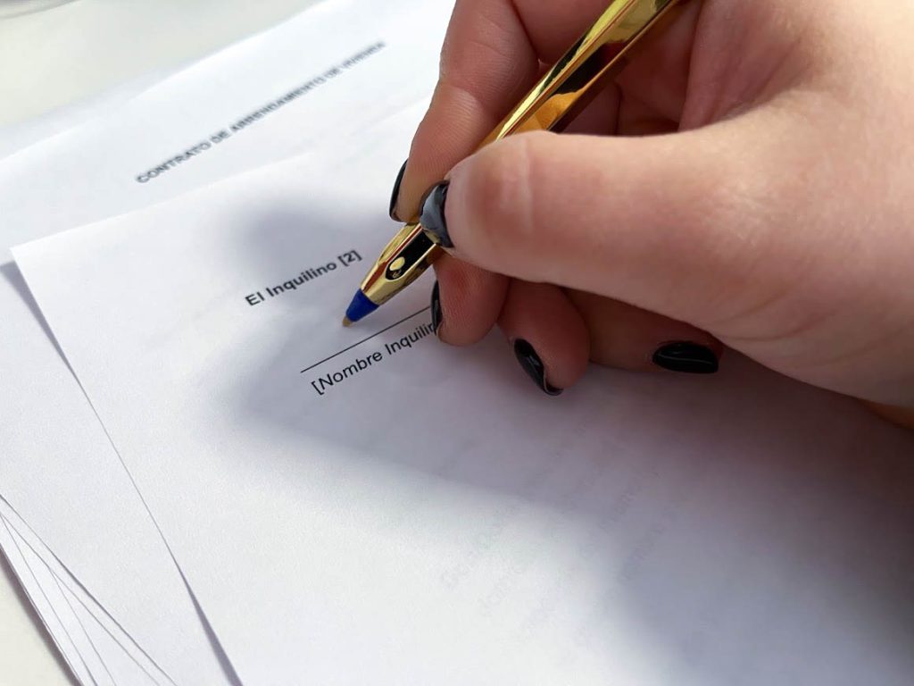 ¿Es conveniente hacer un contrato de alquiler entre familiares?